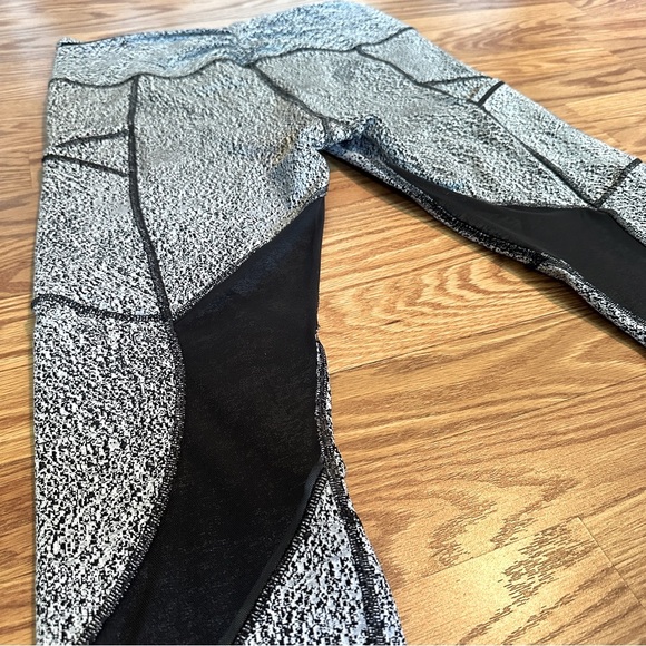 Lululemon Reflective Speed Tight Leggings Size 10 Black/White Pixel Print - Picture 12 of 16